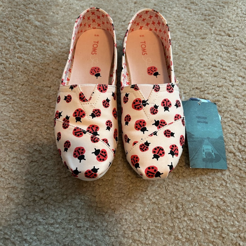 NWT TOMS Ladybug Pattern Shoes - Picture 1 of 3
